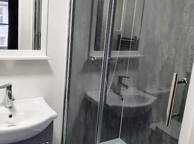 Red Lion - Self Check In Inn